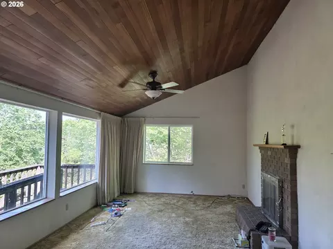 Living - 1653 Ardendale Ln, Eugene, OR 97405 photo 2 of 3