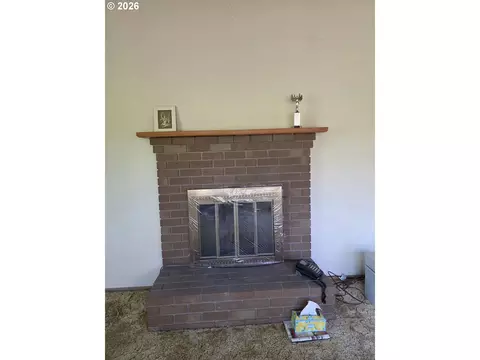 Living - 1653 Ardendale Ln, Eugene, OR 97405 photo 1 of 3