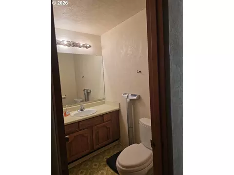 Bath - 1653 Ardendale Ln, Eugene, OR 97405 photo 1 of 3
