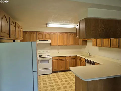 Kitchen - 1653 Ardendale Ln, Eugene, OR 97405 photo 1 of 1