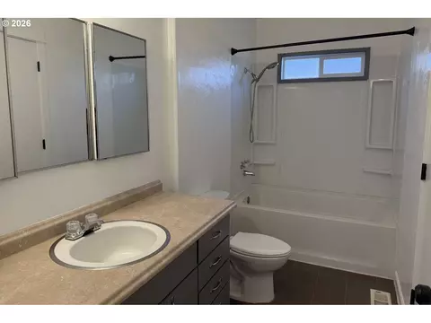 Bath - 4733 E Amazon Dr, Eugene, OR 97405 photo 1 of 1