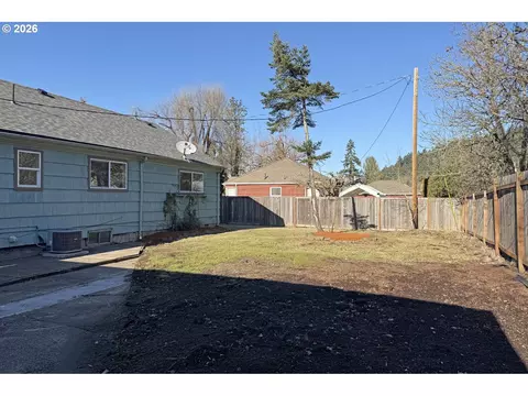 Exterior - 4733 E Amazon Dr, Eugene, OR 97405 photo 2 of 7