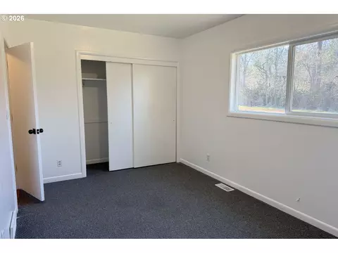 Bedroom - 4733 E Amazon Dr, Eugene, OR 97405 photo 4 of 5