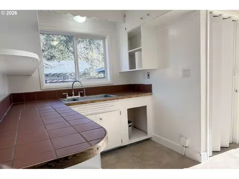 Kitchen - 4733 E Amazon Dr, Eugene, OR 97405 photo 2 of 3