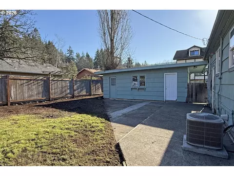 Exterior - 4733 E Amazon Dr, Eugene, OR 97405 photo 5 of 7