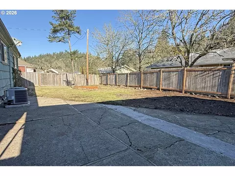 Exterior - 4733 E Amazon Dr, Eugene, OR 97405 photo 6 of 7
