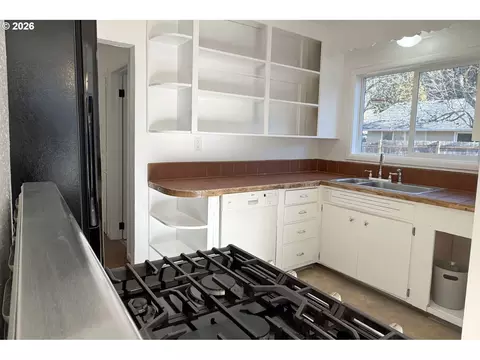 Kitchen - 4733 E Amazon Dr, Eugene, OR 97405 photo 1 of 3
