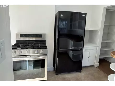 Kitchen - 4733 E Amazon Dr, Eugene, OR 97405 photo 3 of 3