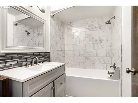 Bath - 127 NW Royal Ave, Gresham, OR 97030 photo 1 of 4