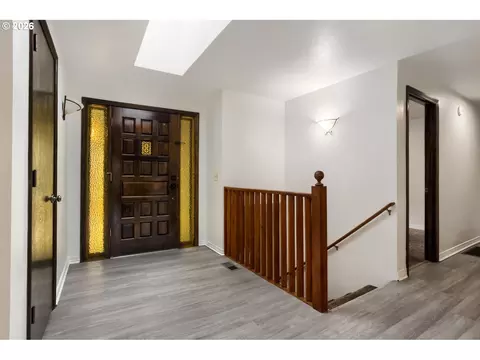 Entry Way - 127 NW Royal Ave, Gresham, OR 97030 photo 1 of 2