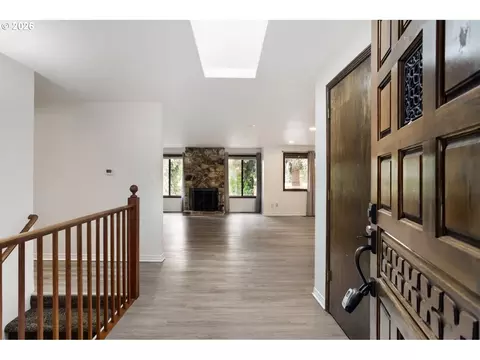Entry Way - 127 NW Royal Ave, Gresham, OR 97030 photo 2 of 2