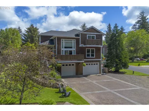 36226 River Point Dr, Astoria, OR 97103