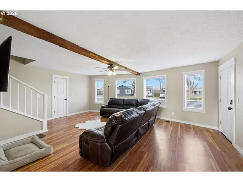 Living - 805 SW Mt Adams Ave, Boardman, OR 97818 photo 2 of 3