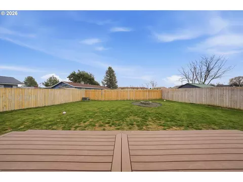 Exterior - 805 SW Mt Adams Ave, Boardman, OR 97818 photo 3 of 5