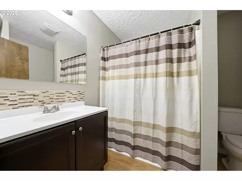 Bath - 805 SW Mt Adams Ave, Boardman, OR 97818 photo 2 of 2