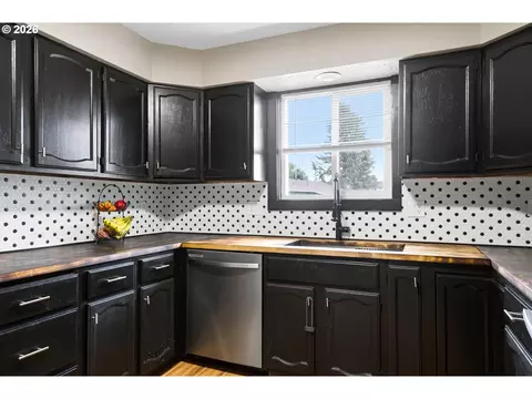 Kitchen - 805 SW Mt Adams Ave, Boardman, OR 97818 photo 3 of 3