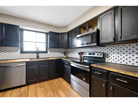 Kitchen - 805 SW Mt Adams Ave, Boardman, OR 97818 photo 2 of 3