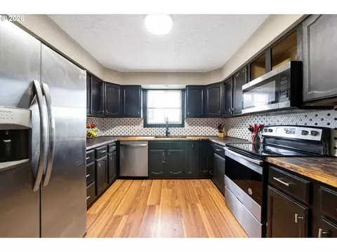 Kitchen - 805 SW Mt Adams Ave, Boardman, OR 97818 photo 1 of 3