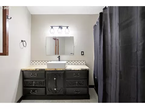 Bath - 805 SW Mt Adams Ave, Boardman, OR 97818 photo 1 of 2