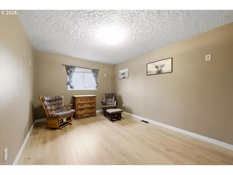 Bedroom - 805 SW Mt Adams Ave, Boardman, OR 97818 photo 3 of 7
