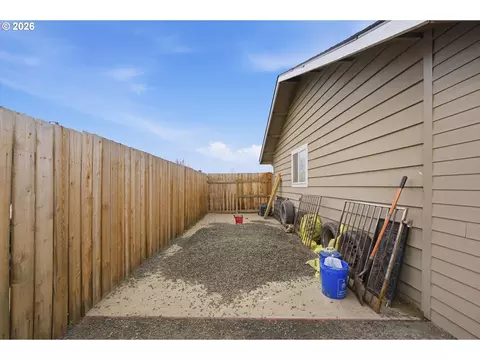 Exterior - 805 SW Mt Adams Ave, Boardman, OR 97818 photo 5 of 5