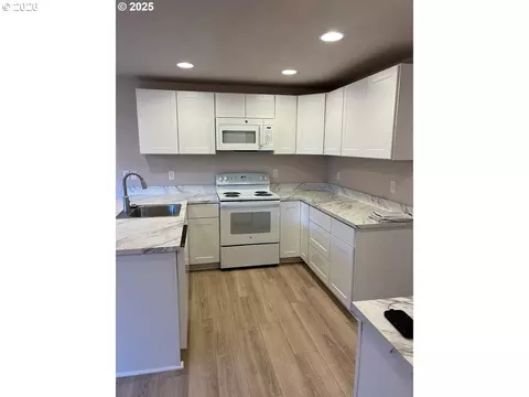 529 Helen St, Eugene, OR 97404 photo 2