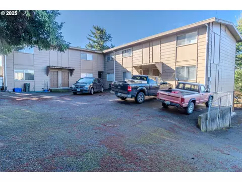 1662 Mcpherson St, North Bend, OR 97459