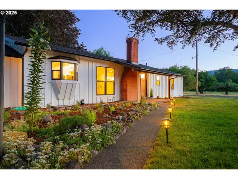 710 Cleveland Rapids Rd, Roseburg, OR 97471