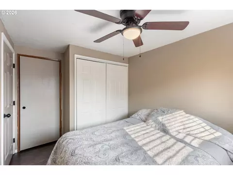 Bedroom - 721 SE 9th St, Pendleton, OR 97801 photo 4 of 5