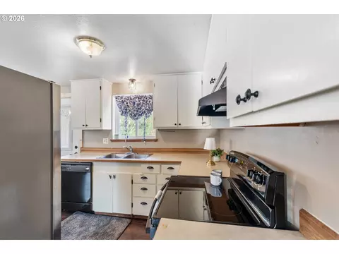 Kitchen - 721 SE 9th St, Pendleton, OR 97801 photo 2 of 2