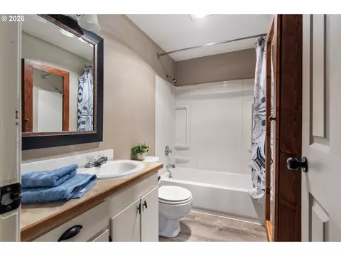 Bath - 721 SE 9th St, Pendleton, OR 97801 photo 1 of 1