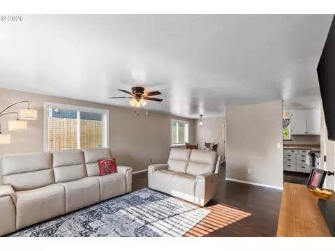 Living - 721 SE 9th St, Pendleton, OR 97801 photo 1 of 2