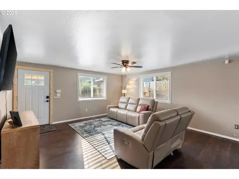 Living - 721 SE 9th St, Pendleton, OR 97801 photo 2 of 2