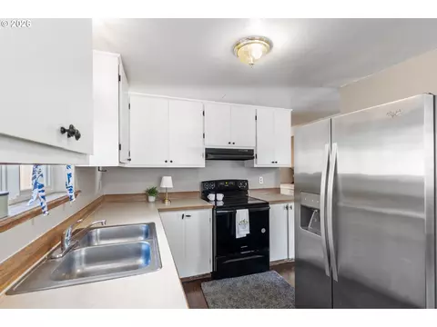 Kitchen - 721 SE 9th St, Pendleton, OR 97801 photo 1 of 2