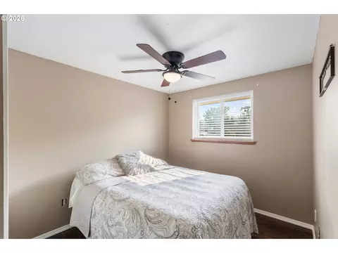 Bedroom - 721 SE 9th St, Pendleton, OR 97801 photo 3 of 5