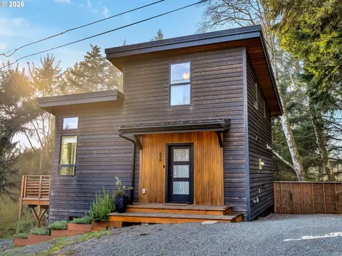 696 N Spruce St, Cannon Beach, OR 97110
