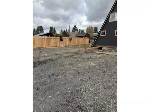 Exterior - 112 E State St, Ukiah, OR 97880 photo 3 of 4