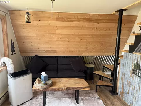 Living - 112 E State St, Ukiah, OR 97880 photo 1 of 2
