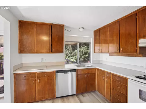 Kitchen - 1732 W 23rd Ave, Eugene, OR 97405 photo 3 of 4