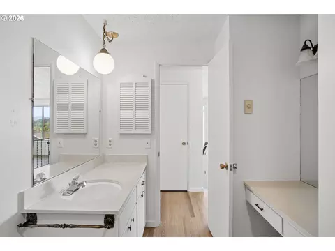 Bath - 1732 W 23rd Ave, Eugene, OR 97405 photo 2 of 5