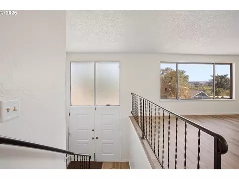 Entry Way - 1732 W 23rd Ave, Eugene, OR 97405 photo 2 of 4