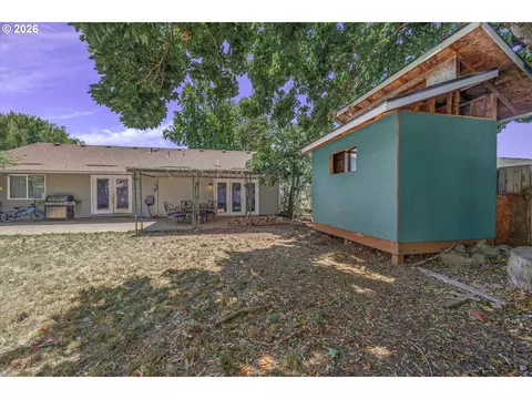 Exterior - 1585 NE 18th St, Gresham, OR 97030 photo 3 of 7