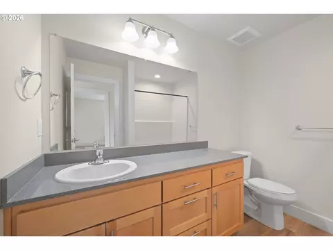 Bath - 2519 Justine Ln, Eugene, OR 97404 photo 2 of 3