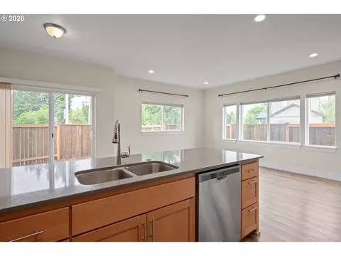 Kitchen - 2519 Justine Ln, Eugene, OR 97404 photo 5 of 7