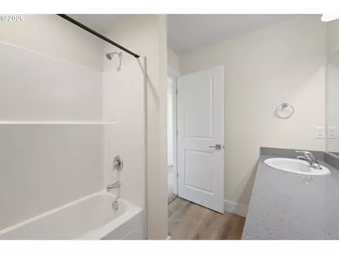 Bath - 2519 Justine Ln, Eugene, OR 97404 photo 3 of 3
