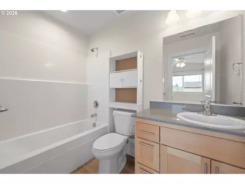 Bath - 2519 Justine Ln, Eugene, OR 97404 photo 1 of 3