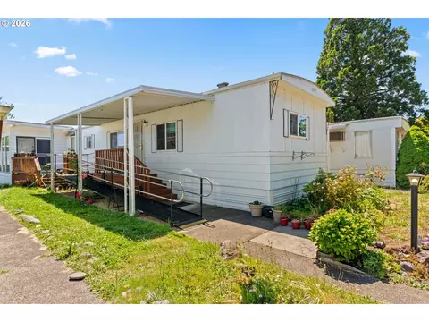 205 S 54th St #8, Springfield, OR 97478