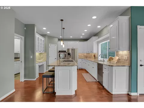 Kitchen - 1696 SE 26th Dr, Gresham, OR 97080 photo 2 of 7