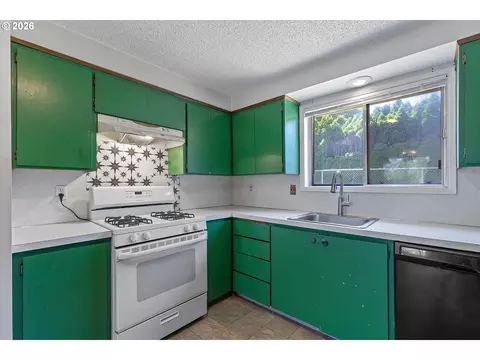 Kitchen - 990 NW Angeline Ave, Gresham, OR 97030 photo 2 of 4