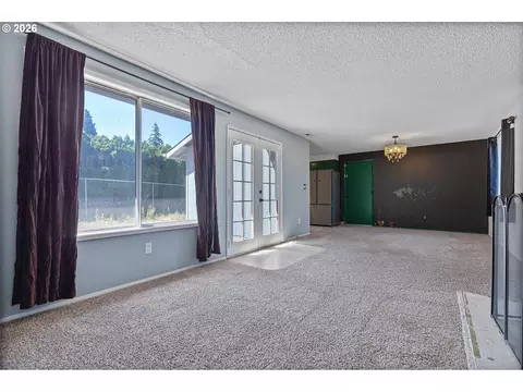 Living - 990 NW Angeline Ave, Gresham, OR 97030 photo 4 of 7